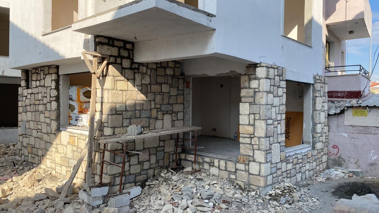 Urla'da bina cephesine doğal taş kaplama uygulaması