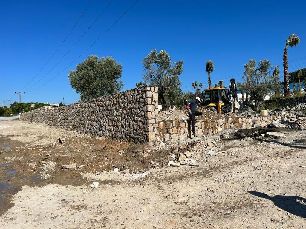 Urla'da örülmüş uzun doğal taş istinat duvarı