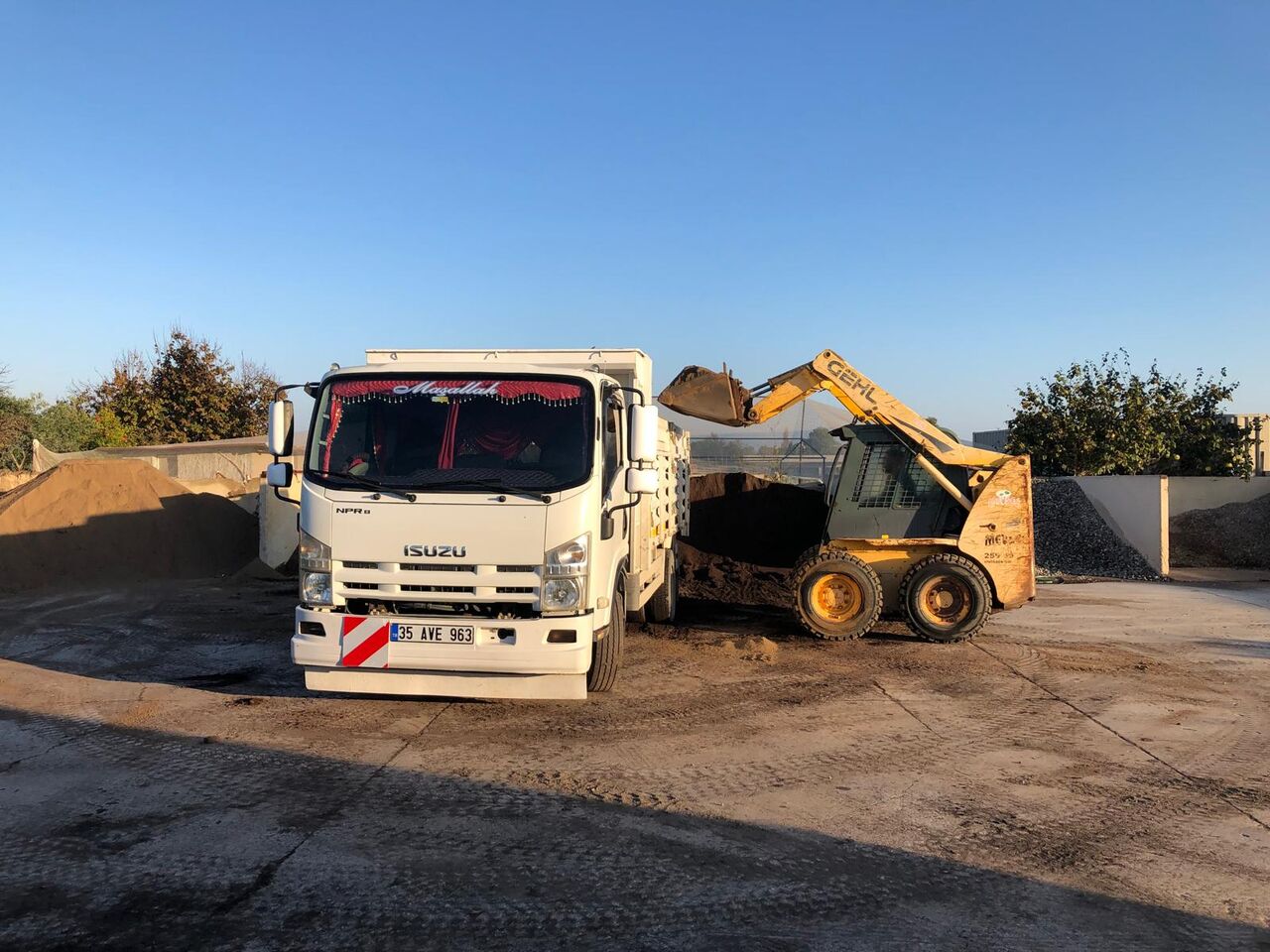 Urla nakliye hizmeti — kum taşıyan damperli kamyon ve mini yükleyici