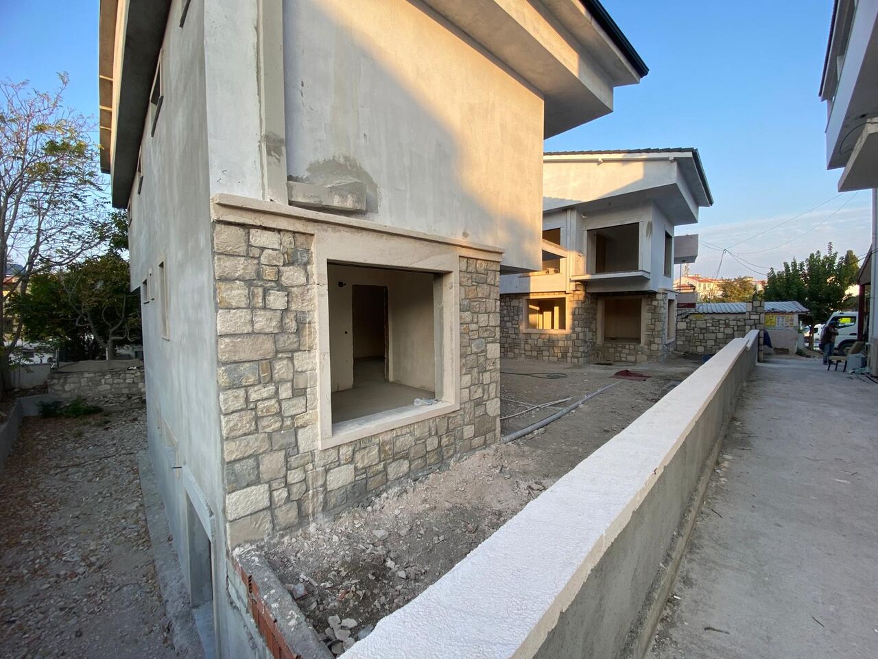Urla villa inşaatında sıvası tamamlanmış yan cephe ve taş kaplama detayı